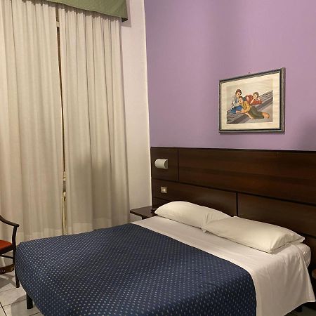 Hotel La Pace Милано Екстериор снимка