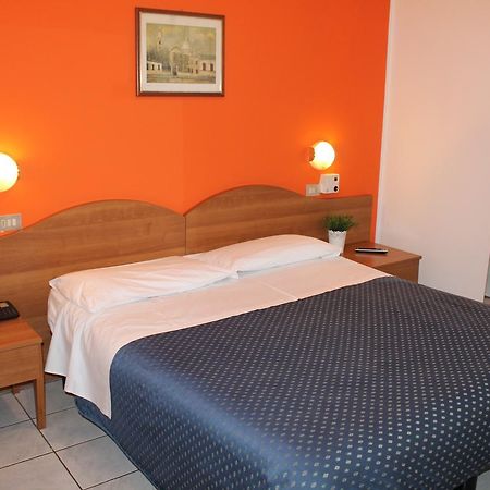 Hotel La Pace Милано Екстериор снимка