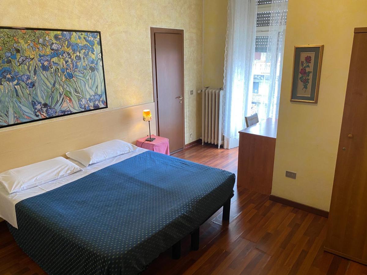 Hotel La Pace Милано Екстериор снимка