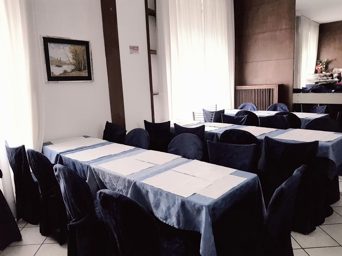 Hotel La Pace Милано Екстериор снимка