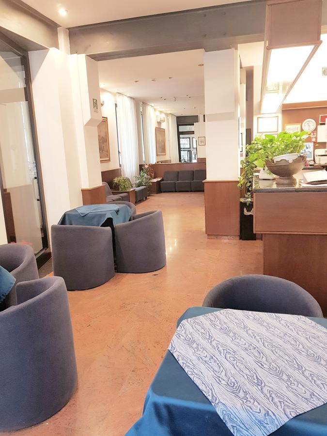 Hotel La Pace Милано Екстериор снимка