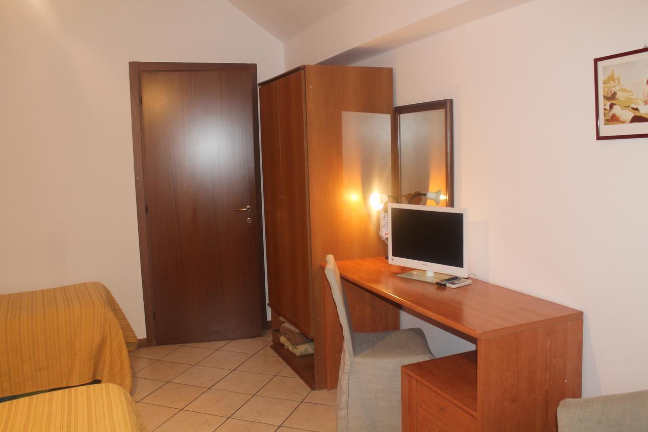 Hotel La Pace Милано Екстериор снимка