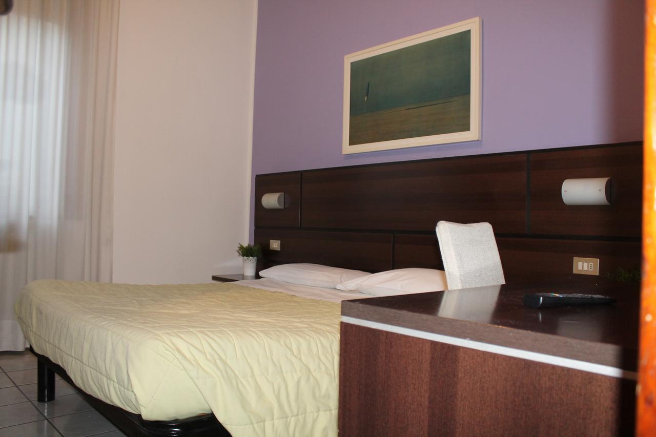 Hotel La Pace Милано Екстериор снимка