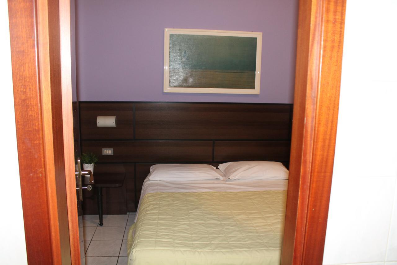 Hotel La Pace Милано Екстериор снимка