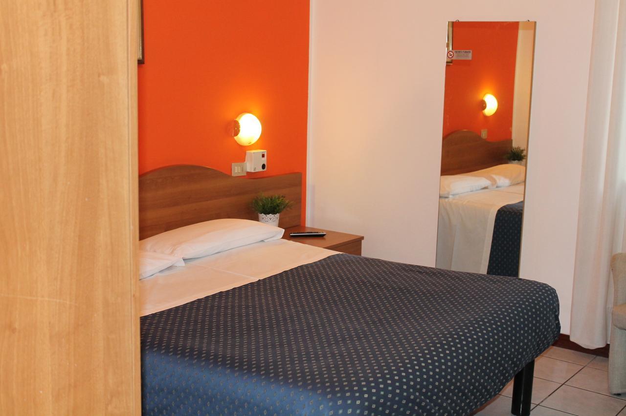 Hotel La Pace Милано Екстериор снимка