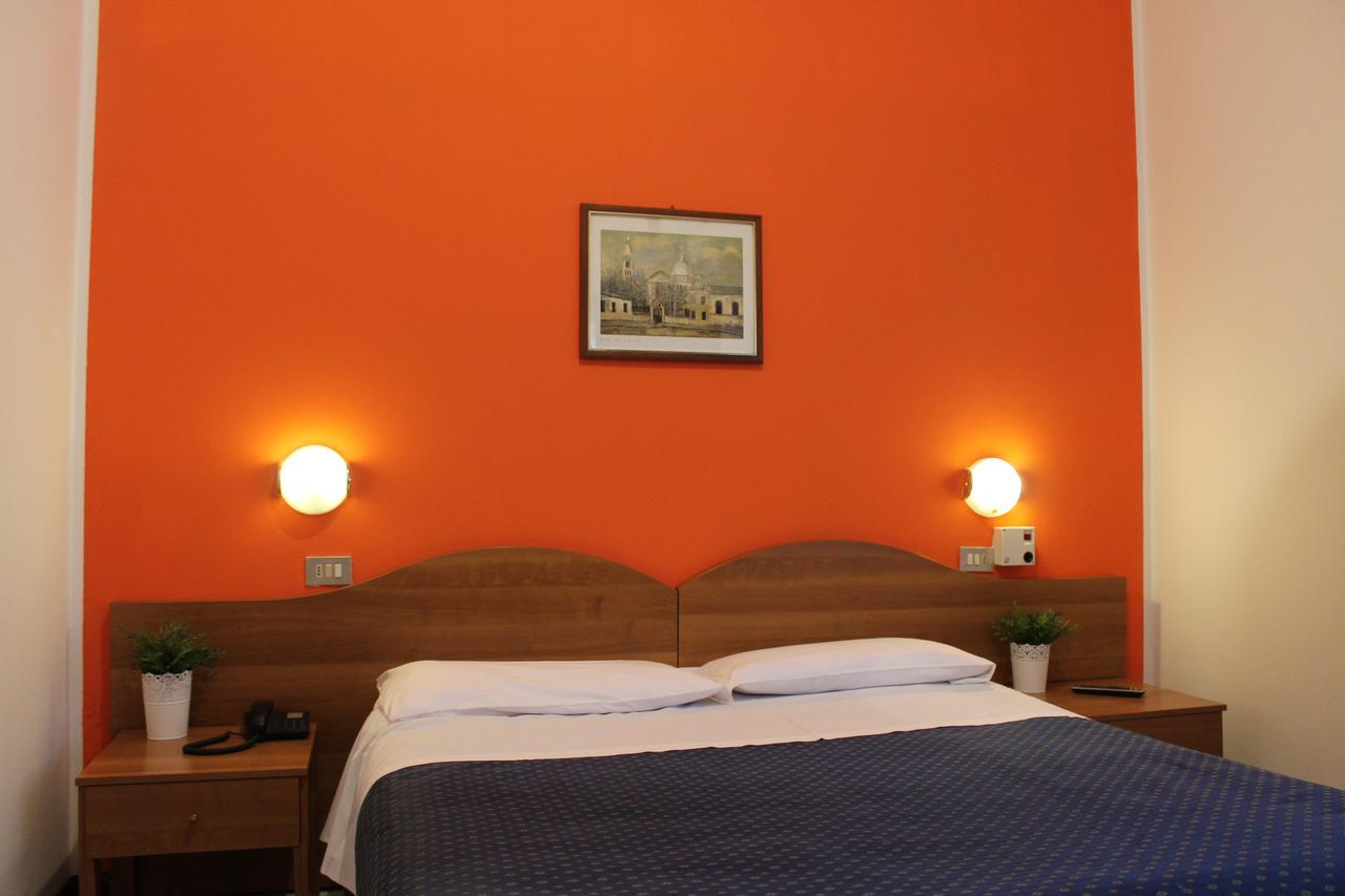 Hotel La Pace Милано Екстериор снимка