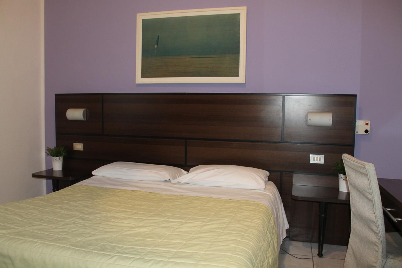 Hotel La Pace Милано Екстериор снимка