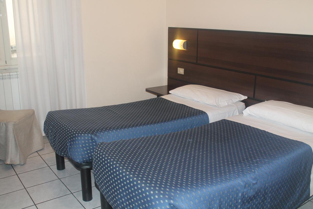 Hotel La Pace Милано Екстериор снимка