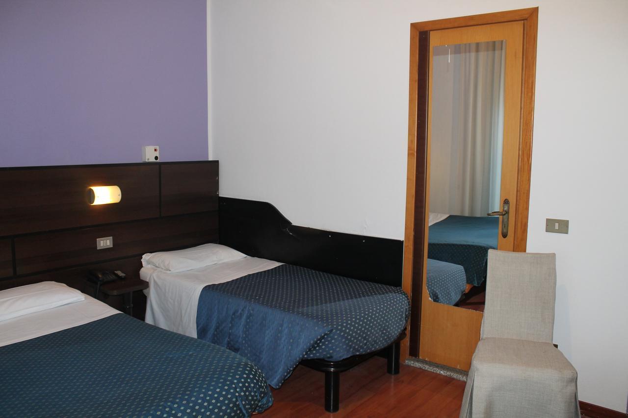 Hotel La Pace Милано Екстериор снимка