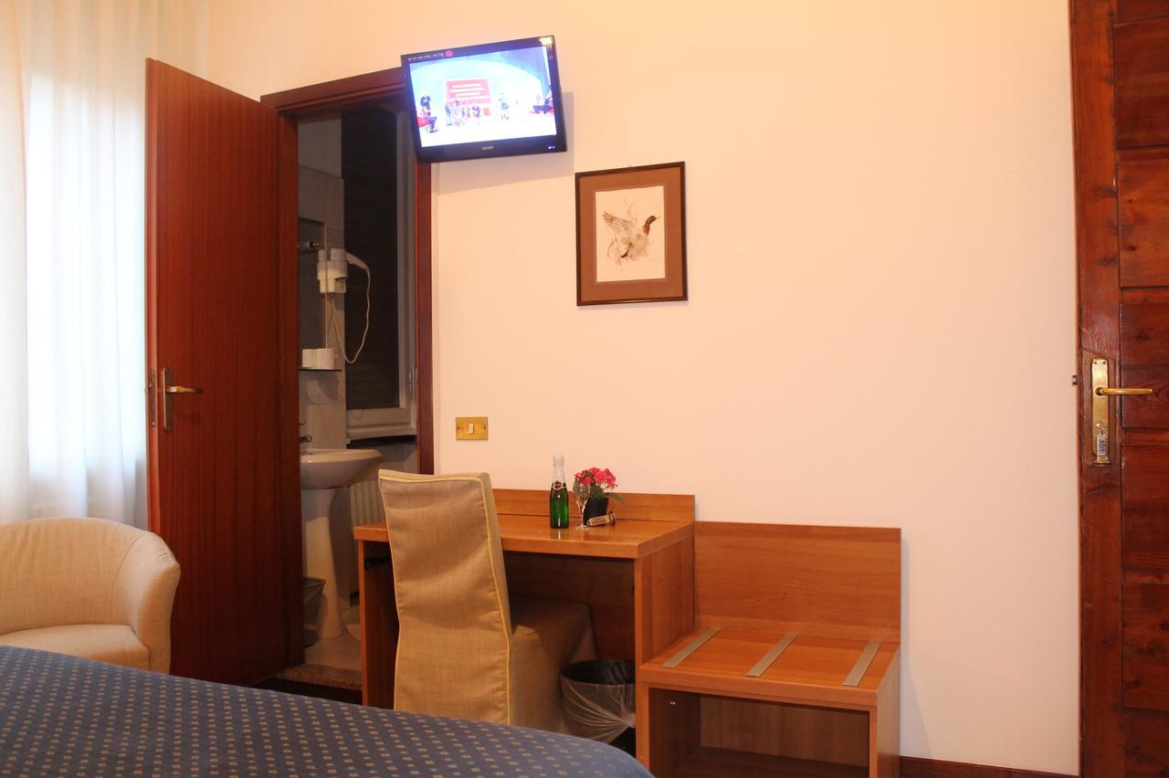 Hotel La Pace Милано Екстериор снимка