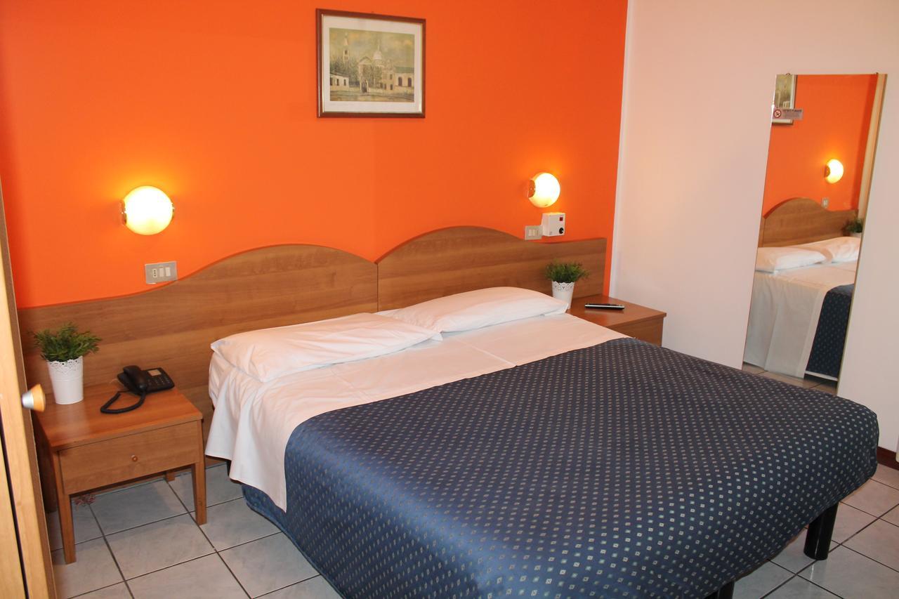 Hotel La Pace Милано Екстериор снимка