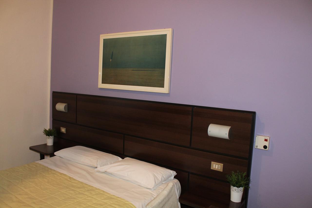 Hotel La Pace Милано Екстериор снимка