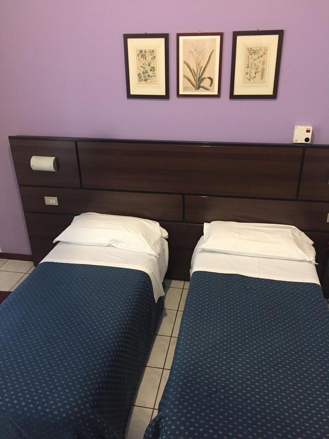 Hotel La Pace Милано Екстериор снимка