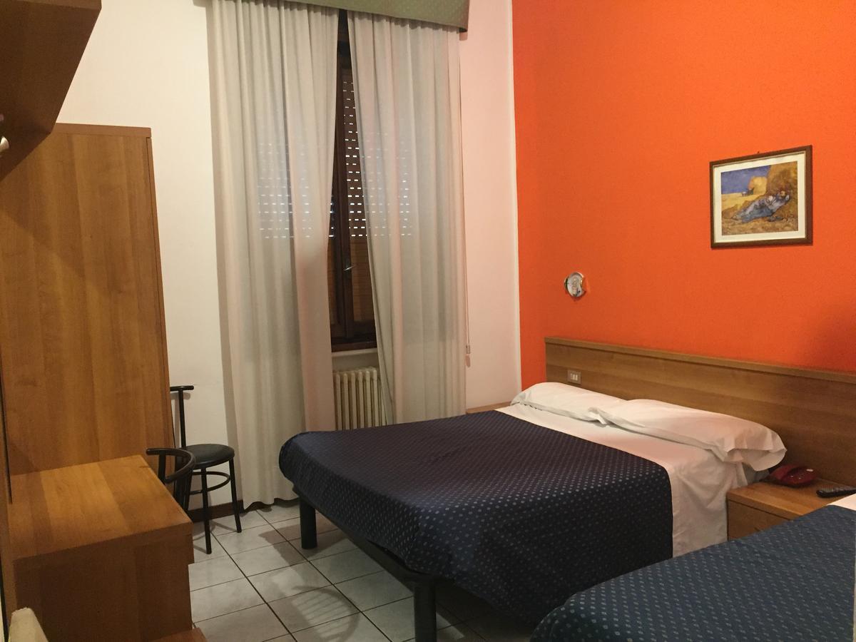 Hotel La Pace Милано Екстериор снимка