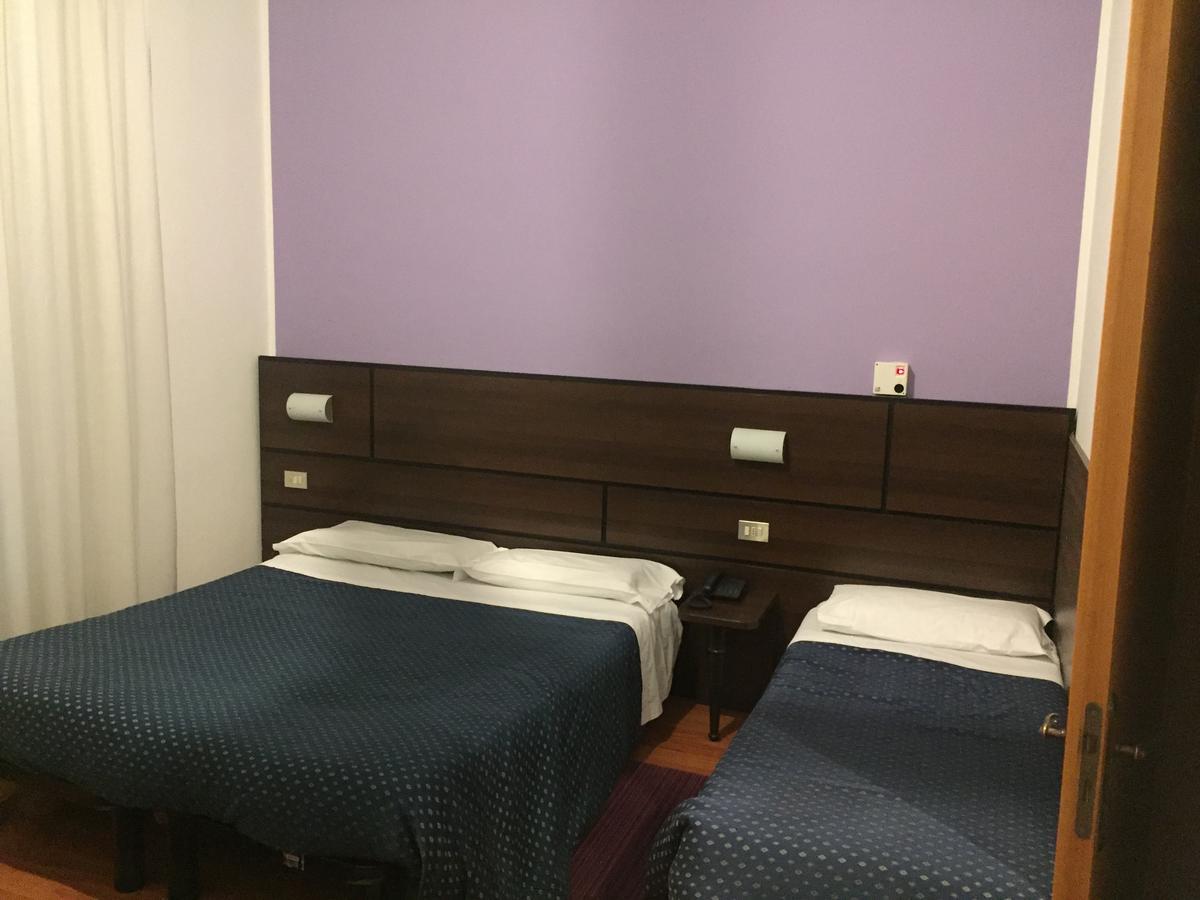 Hotel La Pace Милано Екстериор снимка