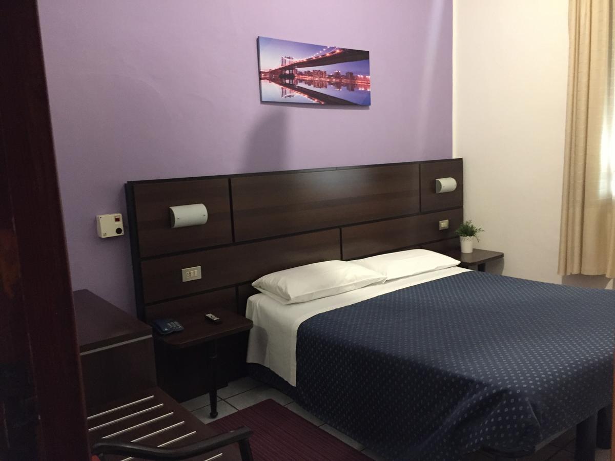 Hotel La Pace Милано Екстериор снимка