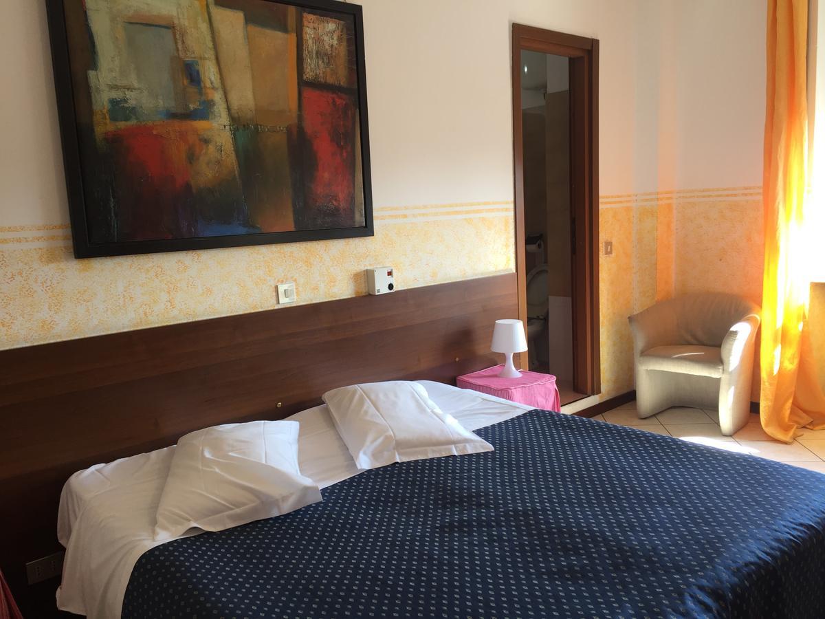 Hotel La Pace Милано Екстериор снимка