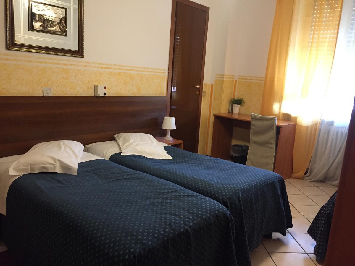 Hotel La Pace Милано Екстериор снимка
