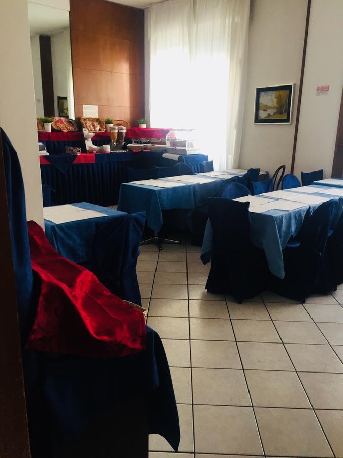 Hotel La Pace Милано Екстериор снимка